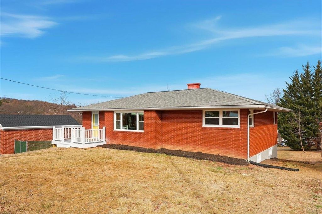 11 PARTLOW ST, Staunton, VA 24401