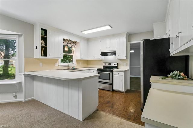 22 Valmoore DR, Poquoson, VA 23662