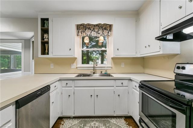 22 Valmoore DR, Poquoson, VA 23662