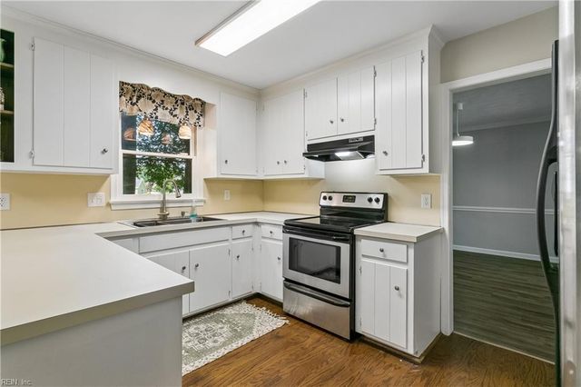 22 Valmoore DR, Poquoson, VA 23662