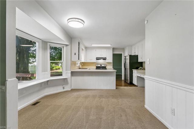 22 Valmoore DR, Poquoson, VA 23662