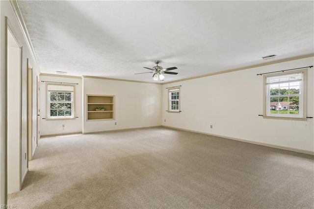 22 Valmoore DR, Poquoson, VA 23662