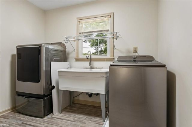22 Valmoore DR, Poquoson, VA 23662