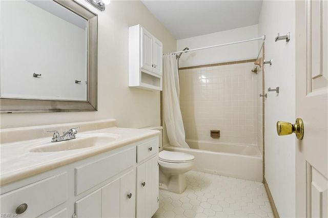 22 Valmoore DR, Poquoson, VA 23662