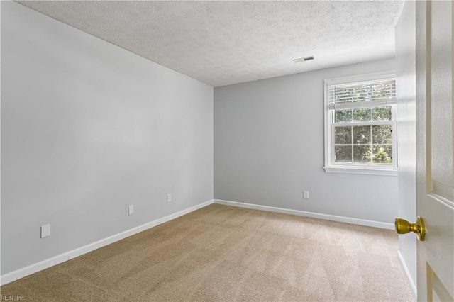 22 Valmoore DR, Poquoson, VA 23662