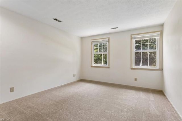 22 Valmoore DR, Poquoson, VA 23662