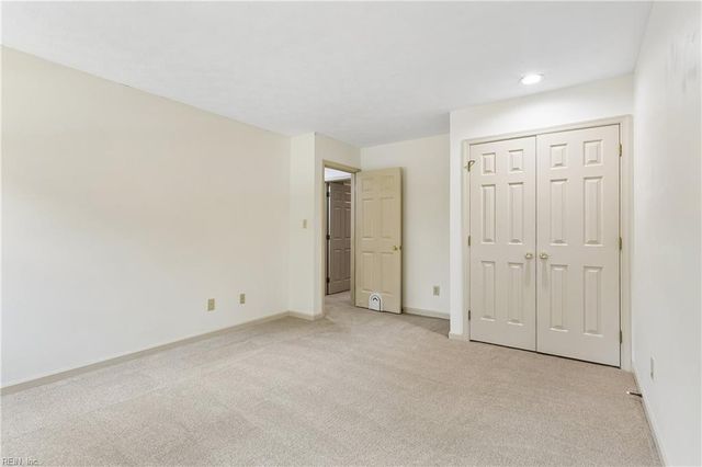 22 Valmoore DR, Poquoson, VA 23662