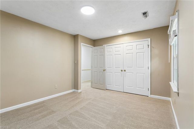 22 Valmoore DR, Poquoson, VA 23662
