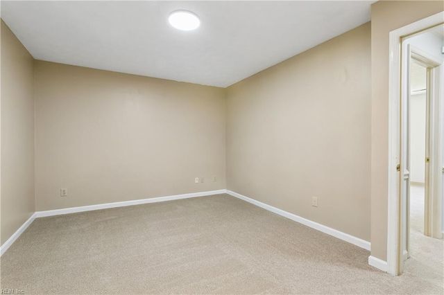 22 Valmoore DR, Poquoson, VA 23662