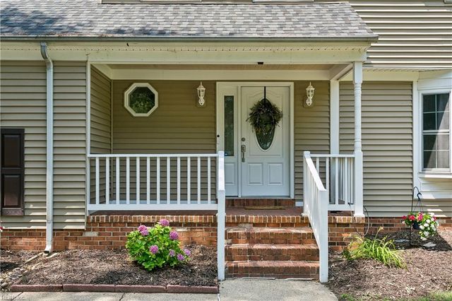 22 Valmoore DR, Poquoson, VA 23662