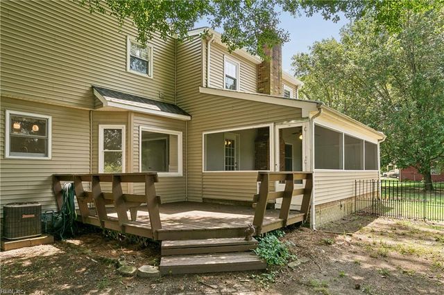 22 Valmoore DR, Poquoson, VA 23662