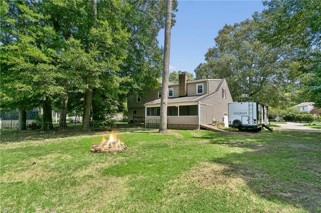 22 Valmoore DR, Poquoson, VA 23662
