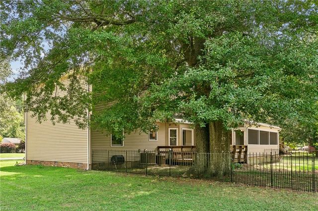 22 Valmoore DR, Poquoson, VA 23662