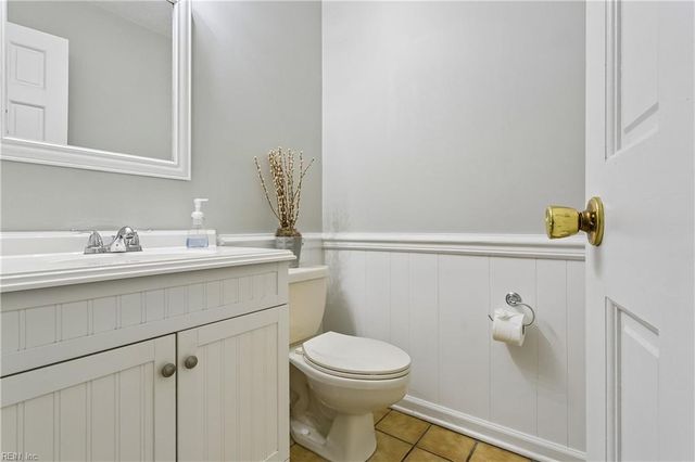 22 Valmoore DR, Poquoson, VA 23662