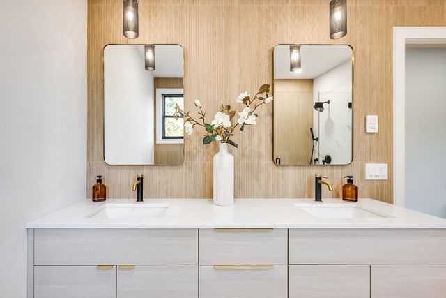 290 Watertown St C, Newton, MA 02458