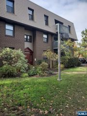 570 North Avenue C, Fort Lee, NJ 07024