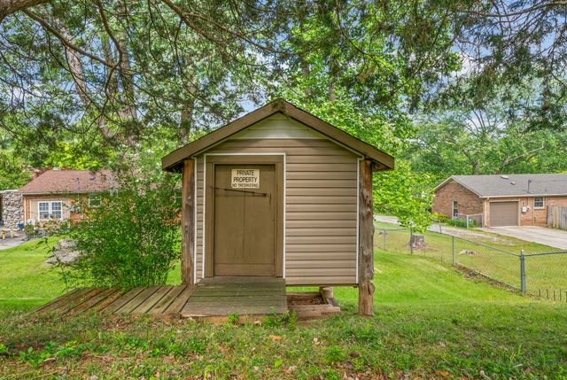 345 Lake Court Dr, Clarksville, TN 37043