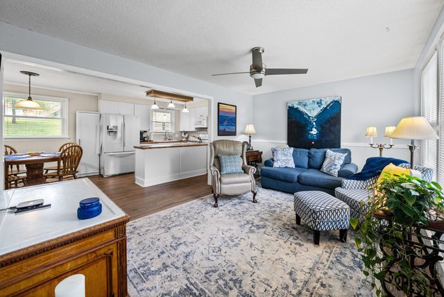 345 Lake Court Dr, Clarksville, TN 37043