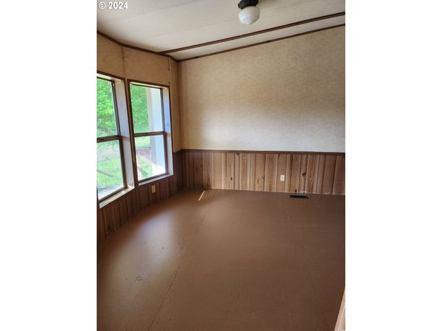 927 LONE ROCK Rd, Glide, OR 97443