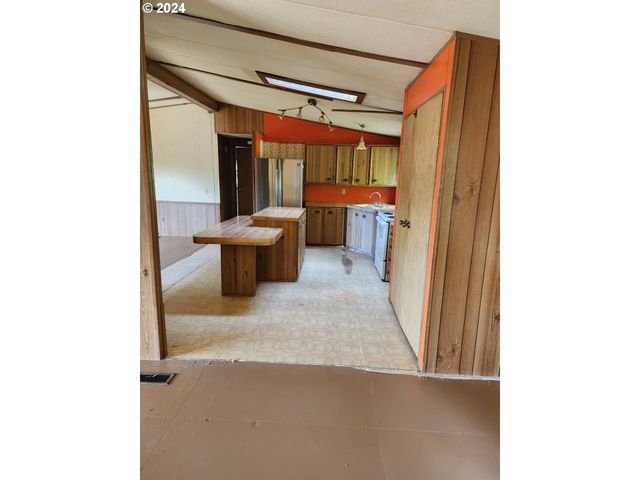 927 LONE ROCK Rd, Glide, OR 97443
