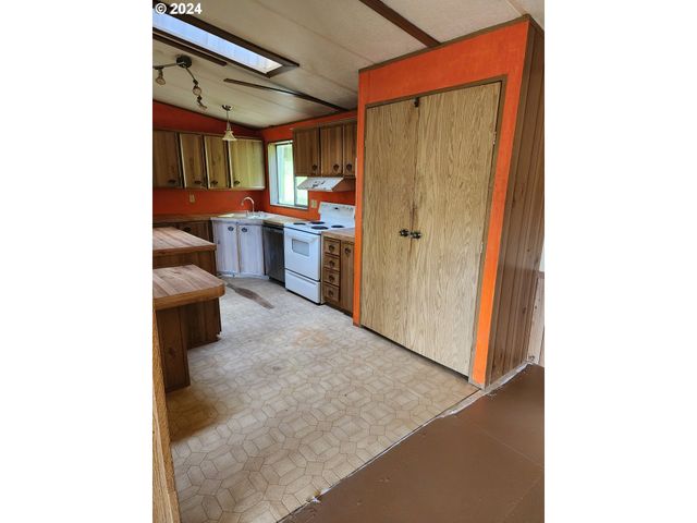 927 LONE ROCK Rd, Glide, OR 97443