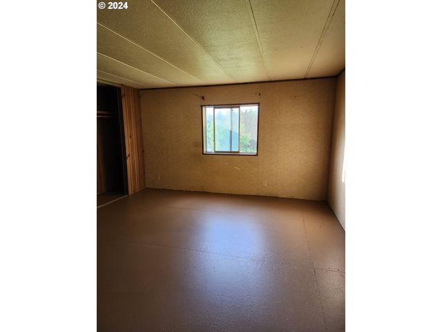 927 LONE ROCK Rd, Glide, OR 97443