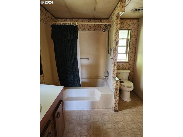 927 LONE ROCK Rd, Glide, OR 97443