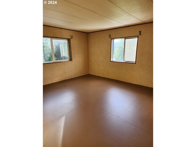 927 LONE ROCK Rd, Glide, OR 97443