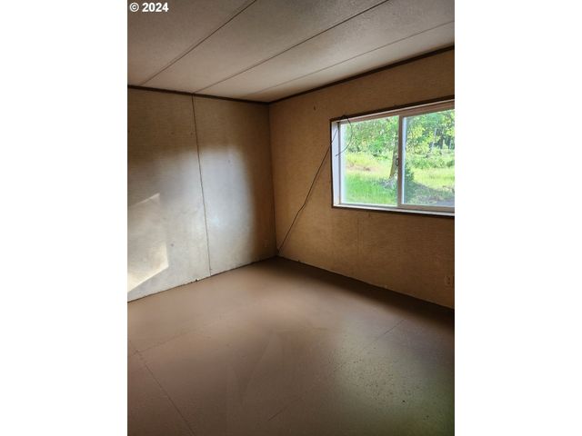 927 LONE ROCK Rd, Glide, OR 97443