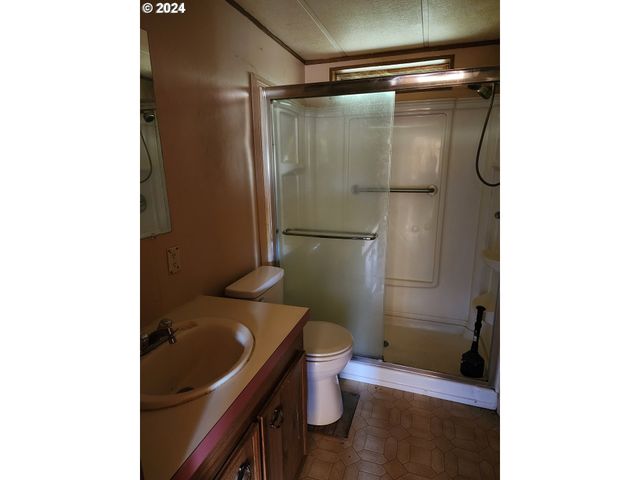 927 LONE ROCK Rd, Glide, OR 97443