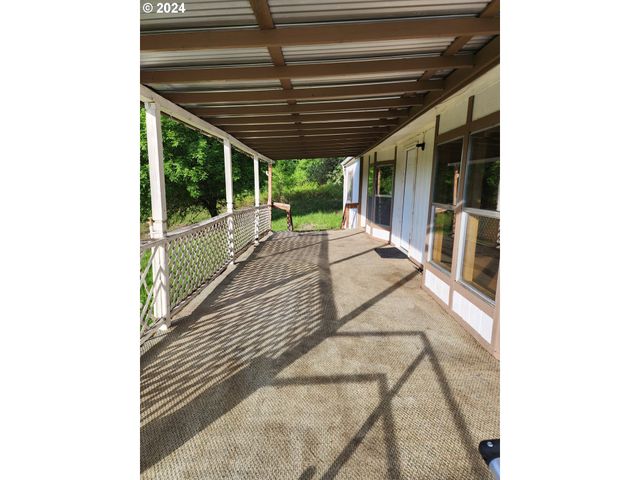 927 LONE ROCK Rd, Glide, OR 97443