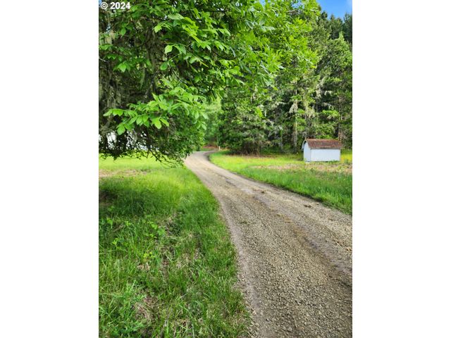 927 LONE ROCK Rd, Glide, OR 97443