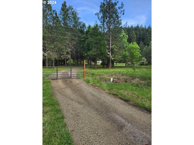 927 LONE ROCK Rd, Glide, OR 97443