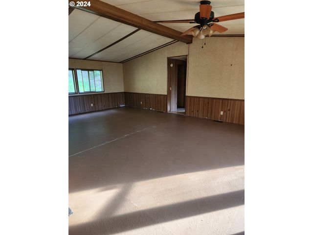927 LONE ROCK Rd, Glide, OR 97443