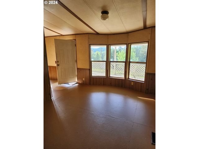 927 LONE ROCK Rd, Glide, OR 97443