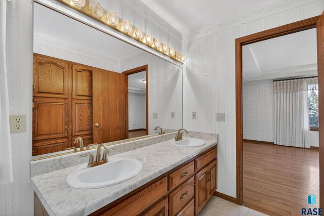 1244 S Stoney Pointe Ct Court, Sioux Falls, SD 57106