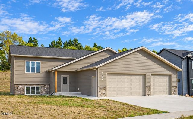 5304 Cobalt Drive, Bismarck, ND 58503 property photo