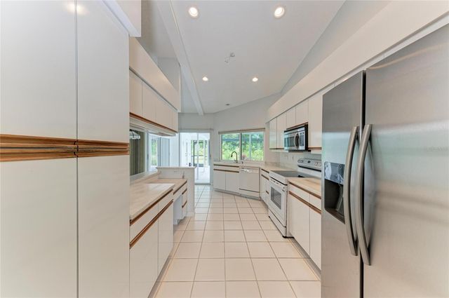 5032 SOUTHERN PINE CIRCLE, Venice, FL 34293