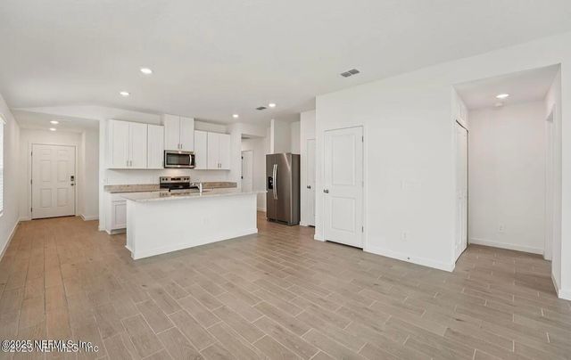 7500 QUEENSGATE Circle, Jacksonville, FL 32219