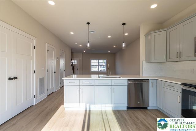 1411 Greenview Drive 12, Bethlehem City, PA 18018