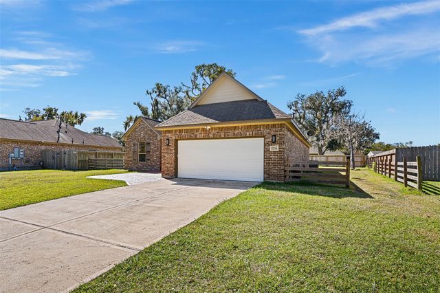 2234 Shalmar Drive, West Columbia, TX 77486