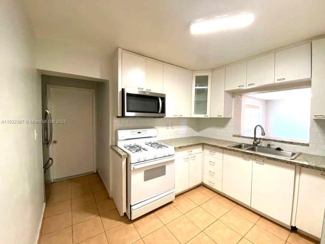 8825 SW 19th St 8825, Miami, FL 33165