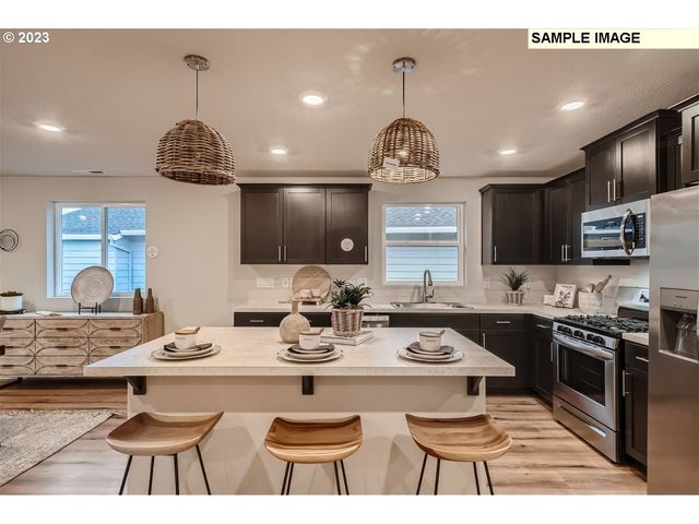 1159 Clemson St, Woodburn, OR 97071