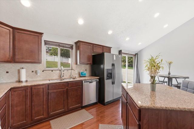 302 CARLY Circle, Council Bluffs, IA 51503