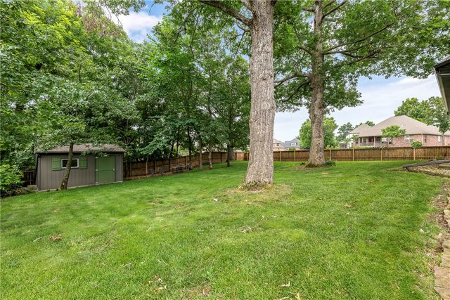 500 NE Lake Pointe Place, Bentonville, AR 72712