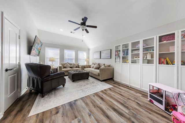 103 S Vershire Circle, Magnolia, TX 77354