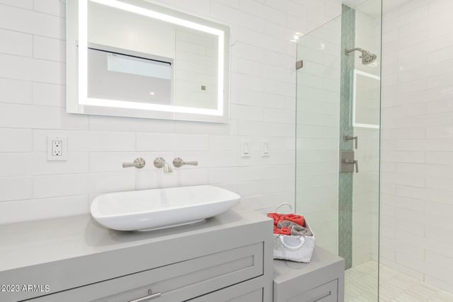 4450 E CAMELBACK Road 1, Phoenix, AZ 85018