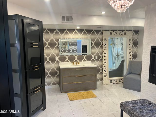 4450 E CAMELBACK Road 1, Phoenix, AZ 85018