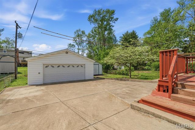 10346 Saint Henry Lane, St Ann, MO 63074