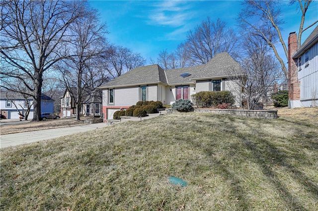 11800 W 99th Place, Overland Park, KS 66214